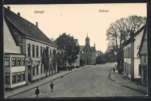 AK Lemgo, Strasse am Ostertor mit Passanten