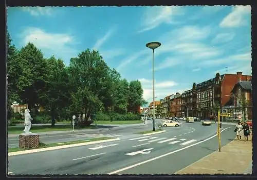 AK Rendsburg, Berliner Strasse mit Bärenskulptur