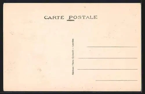 AK Pyrenäenberghunde vor einem Holzverschlag