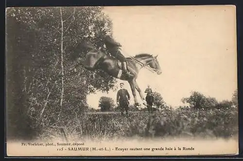 AK Saumur, Ecuyer sautant une grande haie à la Ronde