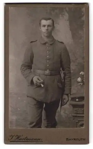 Fotografie J. Hartmann, Bayreuth, Kanalstrasse 1, Junger Soldat in Uniform mit Bajonett und pomadisiertem Haar