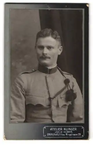 Fotografie Atelier Klinger, Braunau am Inn, Ringstrasse 29, Österreichischer K.u.K. Soldat in Uniform mit Schützenschnur