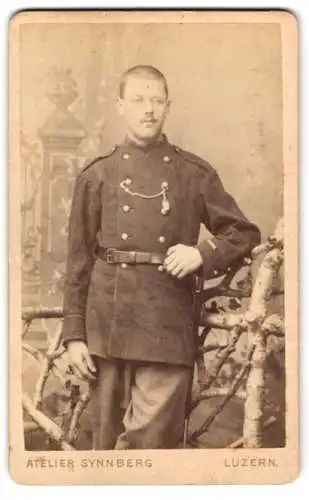 Fotografie Atelier Synnberg, Luzern, Junger Soldat in Uniform mit Schützenschnur