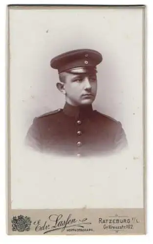 Fotografie Edv. Lassen, Ratzeburg i. L., Gr. Kreuzstrasse 102, Junger Soldat in Uniform mit Schirmmütze