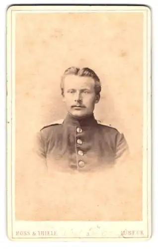 Fotografie Ross & Thiele, Lübeck, Gr. Burgstrasse 615, Junger Soldat in Uniform mit pomadisiertem Mittelscheitel