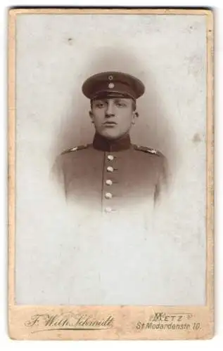 Fotografie F. WIlh. Schmidt, Metz, St. Medardenstrasse 10, Junger Soldat des 4. Regiments in Uniform mit Schirmütze