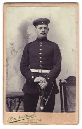 Fotografie Busch & Beuck, Itzehoe, Poststrasse 5, Junger Soldat Ernst Nehls in Uniform mit Säbel und Portepee