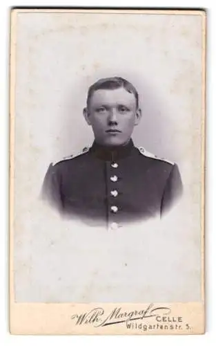 Fotografie Wilh. Margraf, Celle, Wildgartenstrasse 5, Junger Soldat des 77. Regiments in Uniform