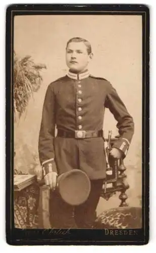 Fotografie Franz Ehrlich, Dresden, Königsbrückerstrasse 50, Junger Soldat in Gardeuniform mit Bajonett und Portepee