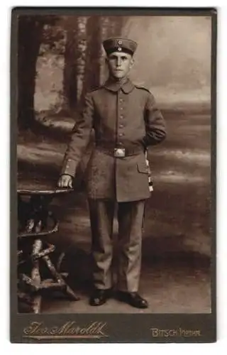 Fotografie Jos. Maroldt, Bitsch i. Lothr., Kaiser Wulhelmstr. 49, Junger Soldat in Uniform mit Bajonett und Portepee