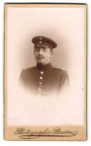 Fotografie Atelier Bruère, Mörchingen i. Lothr., Junger Soldat in Uniform mit Schnäuzer und Schirmmütze