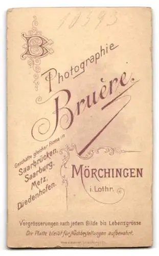 Fotografie Atelier Bruère, Mörchingen i. Lothr., Junger Soldat in Uniform mit Schnäuzer und Schirmmütze