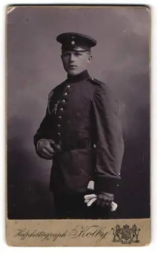 Fotografie Atelier Kolby, Plauen i. V., Rädel-Strasse 1, Junger Soldat in Uniform mit Schützenschnur und Portepee