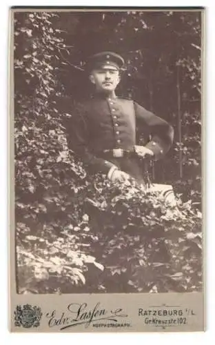 Fotografie Edv. Lasen, Ratzeburg i. L., Gr. Kreuzstrasse 102, Junger Soldat in Uniform im Grünen