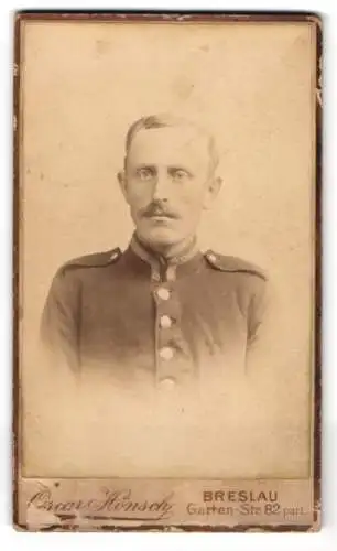 Fotografie Oscar Hönsch, Breslau, Gartenstrasse 82, Junger Unteroffizier in Uniform mit Schnurrbart