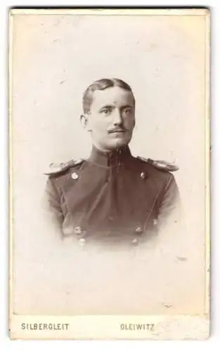 Fotografie Atelier Silbergleit, Gleiwitz, Junger Soldat in Uniform des Ulanen-Regiments 2, mit Epauletten