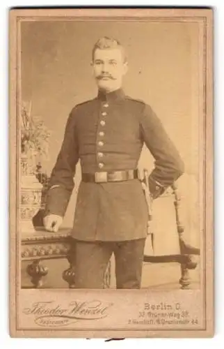 Fotografie Theodor Wenzel, Berlin, Grüner-Weg 32, Soldat in Uniform mit Bajonett und Portepee