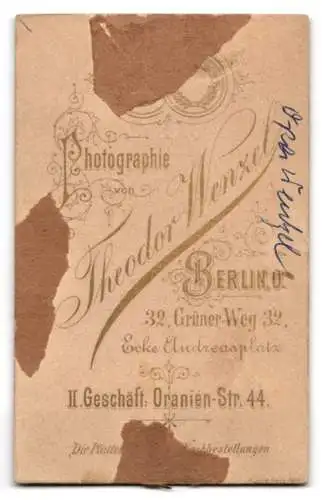 Fotografie Theodor Wenzel, Berlin, Grüner-Weg 32, Soldat in Uniform mit Bajonett und Portepee