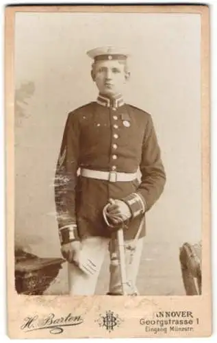 Fotografie H. Barten, Hannover, Georgstrasse, Junger Unteroffizier in Uniform mit Ärmelabzeichen und Orden