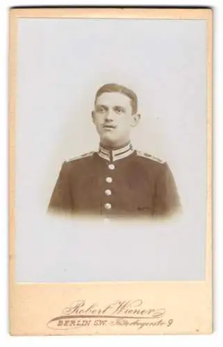 Fotografie Robert Wiener, Berlin, Jüterbogerstrasse 9, Junger Soldat in Gardeuniform