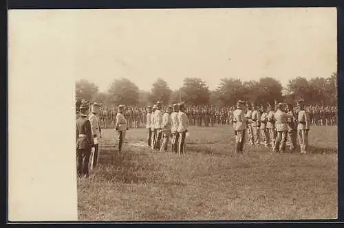 Foto-AK Auszeichnung und Übergabe von Tapferkeitsmedaillen des k. u. k. Eisenbahnregiments 1916 in Russland