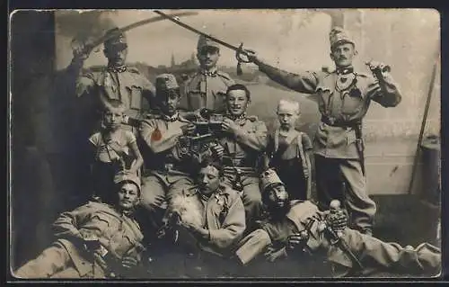 Foto-AK K. u. k. Soldaten des Eisenbahnregiments in Uniform mit zwei Jungen dazwischen