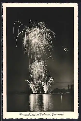 AK Friedrichshafen /Bodensee, Feuerwerk vom See betrachtet