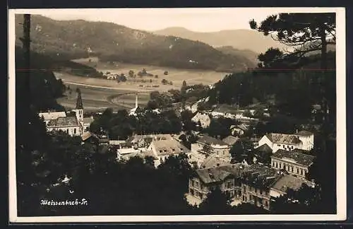 AK Weissenbach /Triesting, Ortsansicht mit Bergpanorama