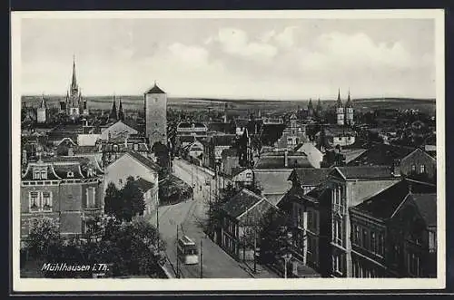 AK Mühlhausen i. Th., Strassenpartie mit Strassenbahn und Kirchturm