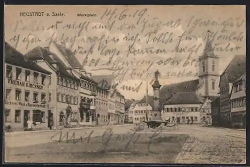 AK Neustadt /Saale, Marktplatz mit Denkmal, Kirche u. Bäckerei-Gasthaus Emeran Kirchner