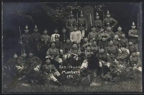 Foto-AK Marburg, Res. Übung 1911, Gruppenbild der Soldaten