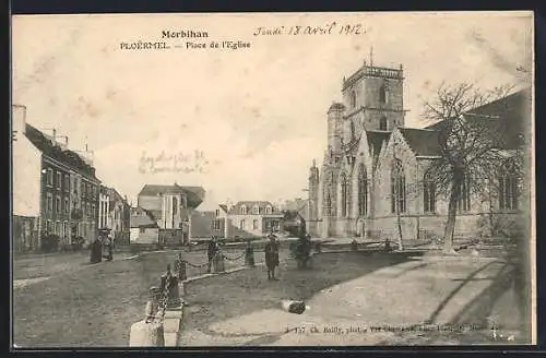 AK Ploërmel, Place de l`Église avec vue sur l`église et passants