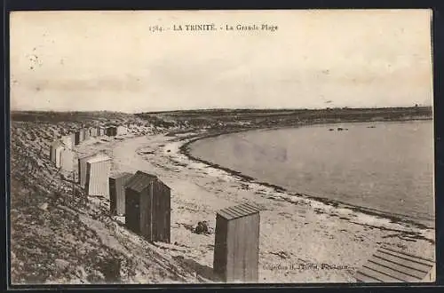 AK La Trinité, La Grande Plage avec cabines de plage le long du rivage