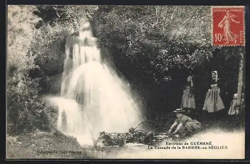 AK Séglien, La Cascade de la Sarre avec des femmes en costume traditionnel