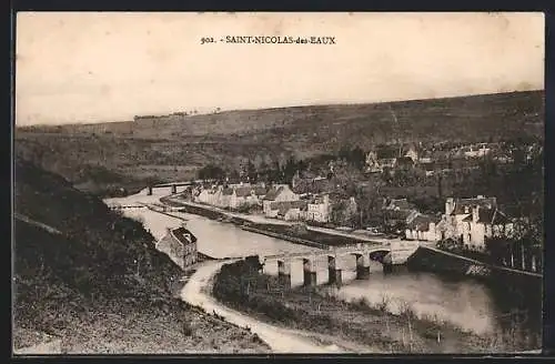 AK Saint-Nicolas-des-Eaux, Vue sur le village et le pont traversant la rivière