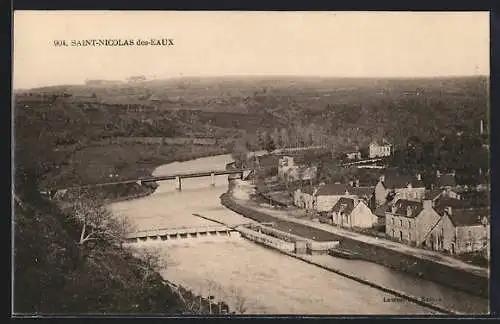 AK Saint-Nicolas-des-Eaux, Vue sur le village et le pont sur la rivière