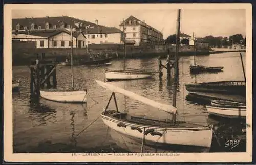 AK Lorient, École des Apprentis mécaniciens et bateaux amarrés