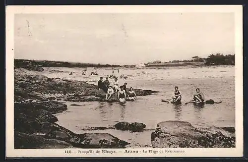 AK Arzon, La Plage de Kerjouanno avec baigneurs sur la côte rocheuse