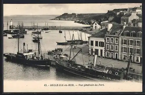 AK Belle-Île-en-Mer, Vue générale du port avec bateaux et quai animé