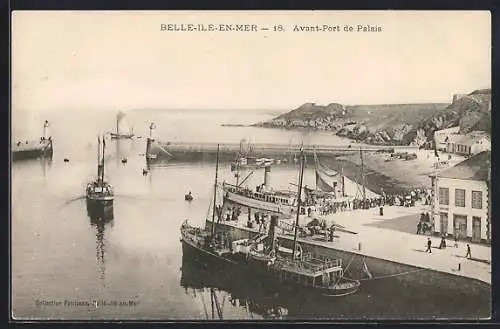 AK Palais, Avant-Port avec bateaux et quai animé