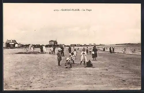 AK Carnac-Plage, La Plage animée avec baigneurs et promeneurs