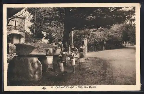 AK Carnac-Plage, Allée Ker Marion et dolmen avec enfants jouant