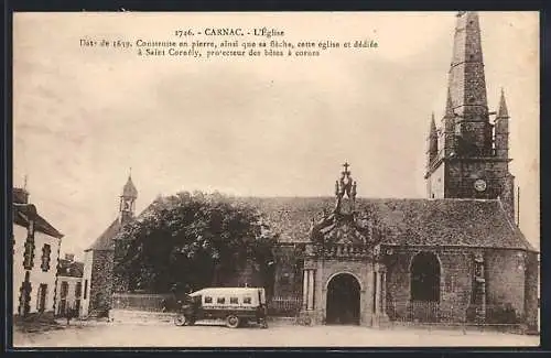 AK Carnac, L`église dédiée à Saint Cornély avec son clocher et une voiture ancienne devant