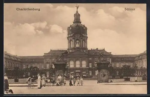 AK Berlin-Charlottenburg, Schloss, Frontansicht mit Kindergruppe