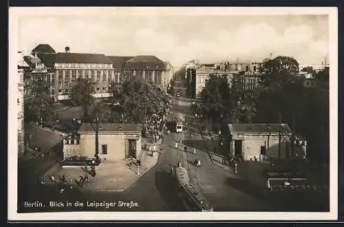 AK Berlin, Blick in die Leipziger Strasse, mit Strassenbahnen