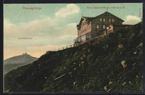 AK Prinz Heinrich-Baude, Berghütte mit Schneekoppe im Riesengebirge