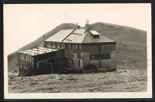 AK Fischerhütte, Ansicht mit Klosterwappen auf dem Hochschneeberg