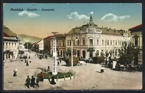 AK Munkács, Arpadplatz, Fuhrwerke und Passanten