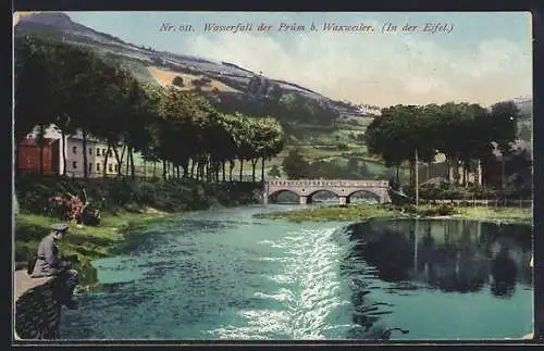 AK Waxweiler, Wasserfall der Prüm, Mann in Uniform sitzt am Ufer