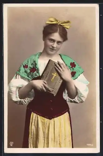 Foto-AK GL Co, Nr. 1195 /2, Frau in Tracht mit Bibel in den Händen